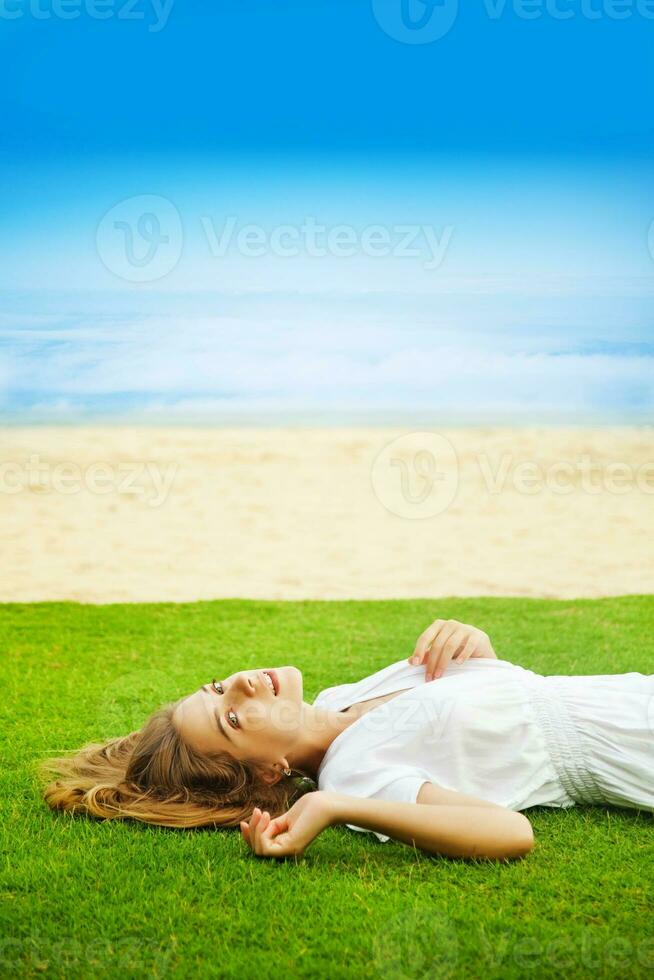 femme pose sur le herbe photo