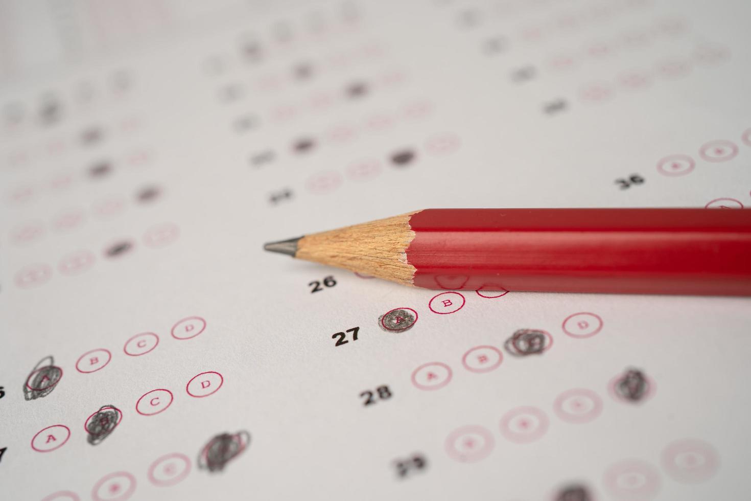 feuilles de réponses avec remplissage de dessin au crayon pour sélectionner le choix, concept d'éducation photo