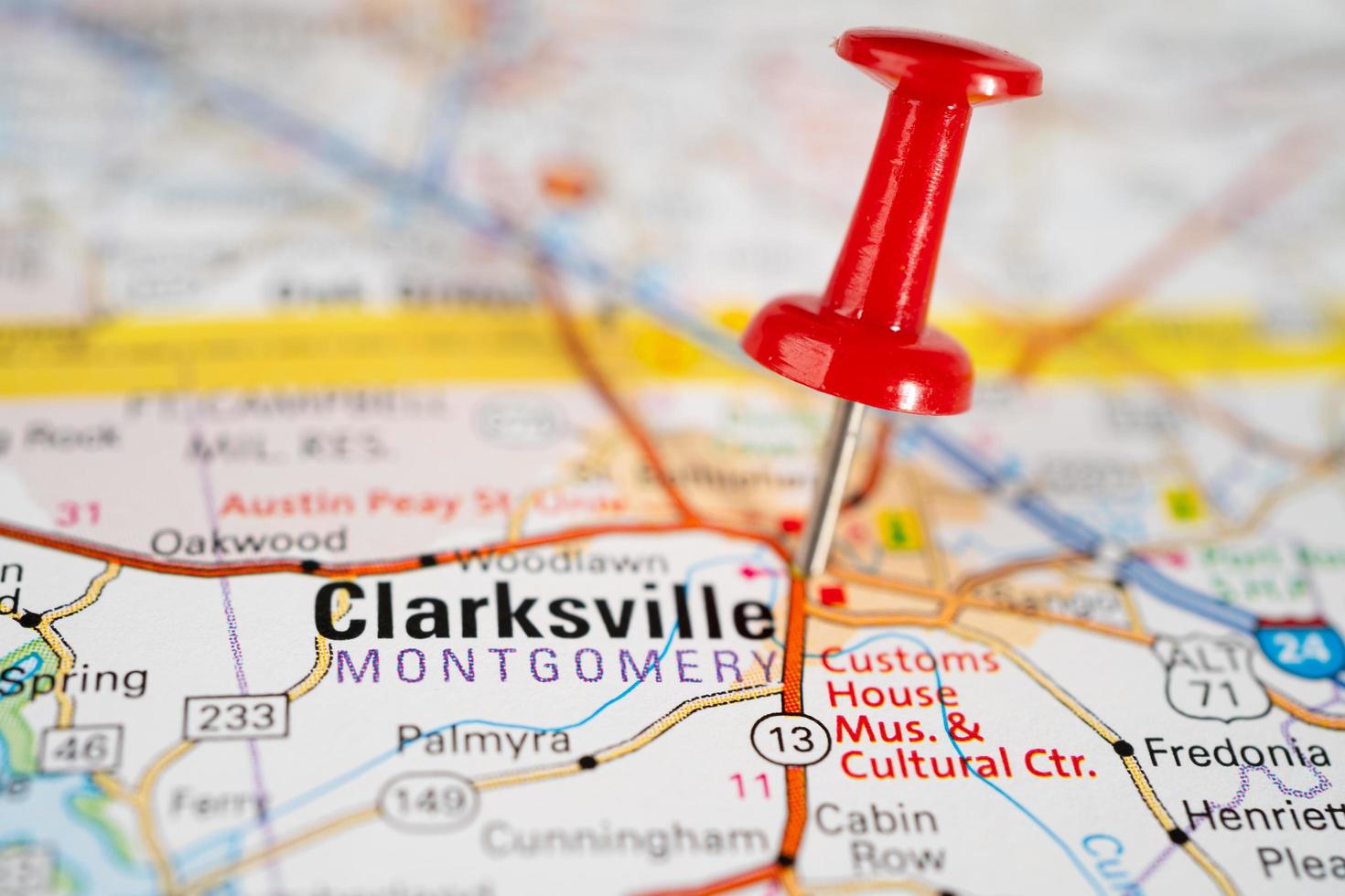 bangkok, thaïlande, 1er juin 2020 clarksville, comté de montgomery, tennessee, carte routière avec punaise rouge, ville des états-unis d'amérique etats-unis. photo