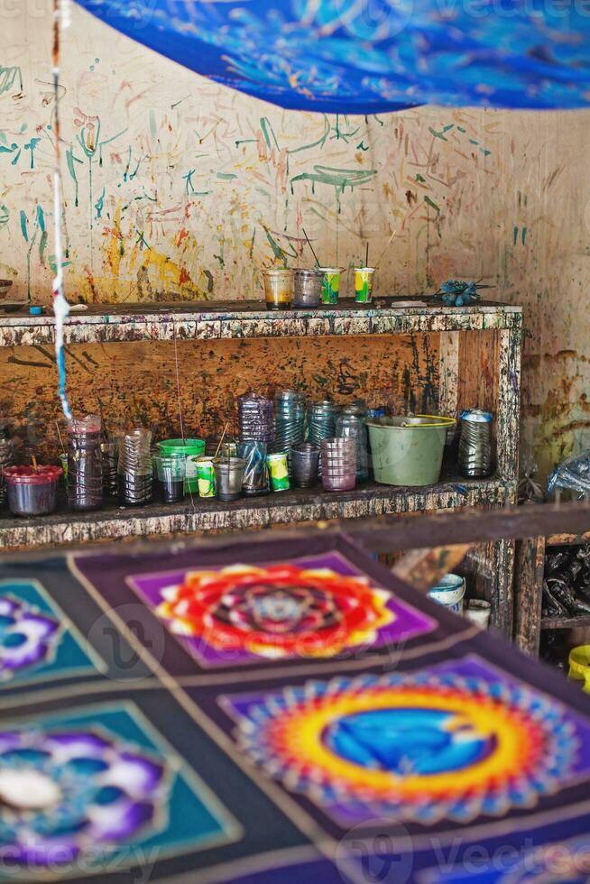 une table avec une lot de coloré peintures sur il photo