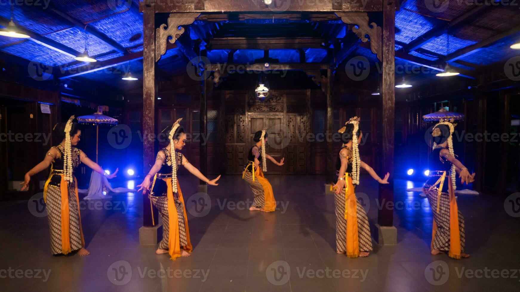 une groupe de Javanais danseurs dans traditionnel à motifs costumes Danse avec leur copains photo