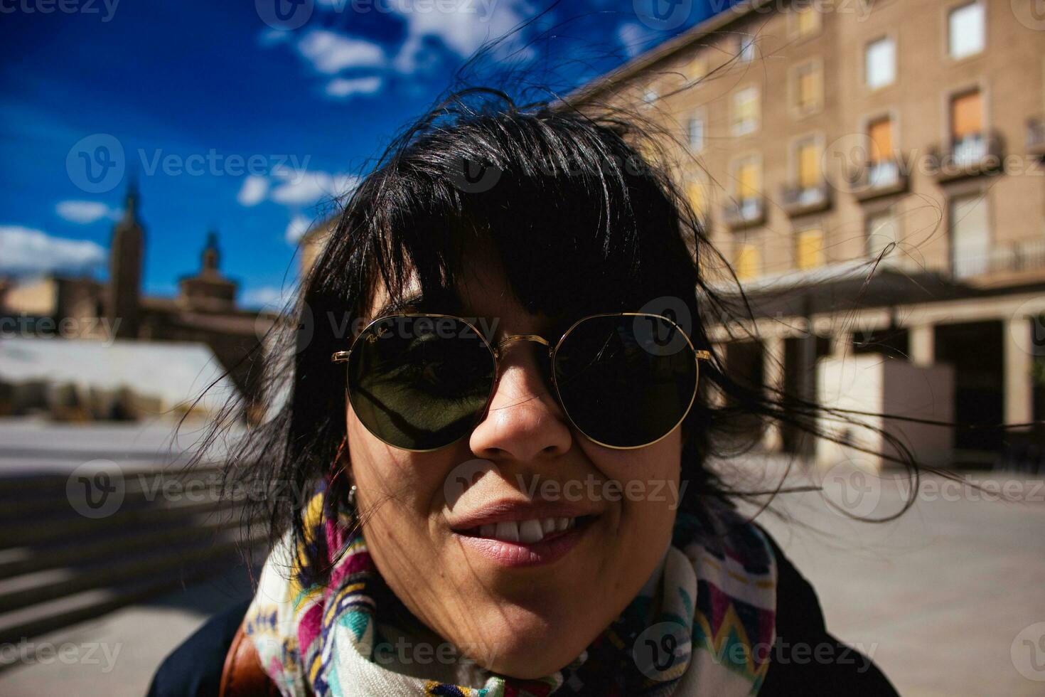 femme observer Saragosse sur une ensoleillé journée photo