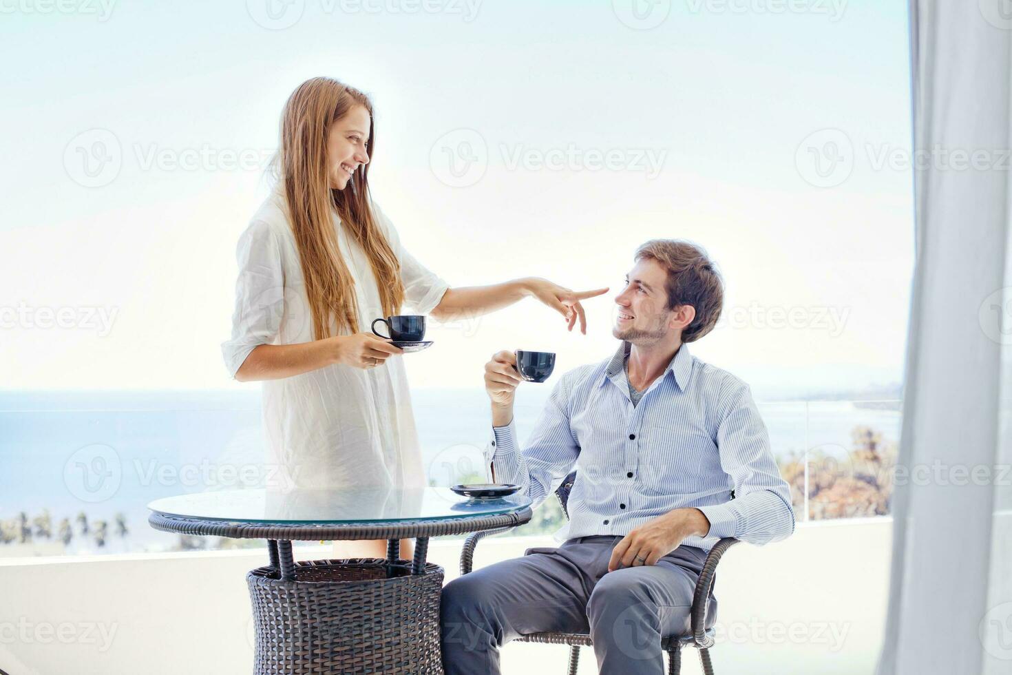 homme et femme ayant petit déjeuner ensemble photo