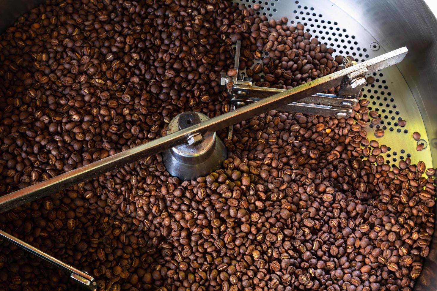 grains de café dans les machines de torréfaction du café photo