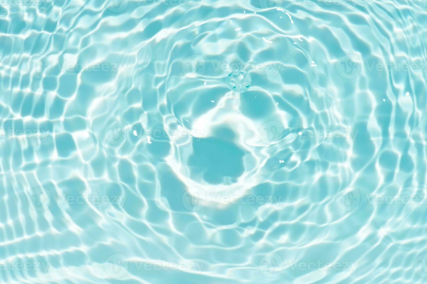 bleu l'eau avec ondulations sur le surface. défocalisation flou transparent bleu coloré clair calme l'eau surface texture avec éclaboussures et bulles. l'eau vagues avec brillant modèle texture Contexte. photo