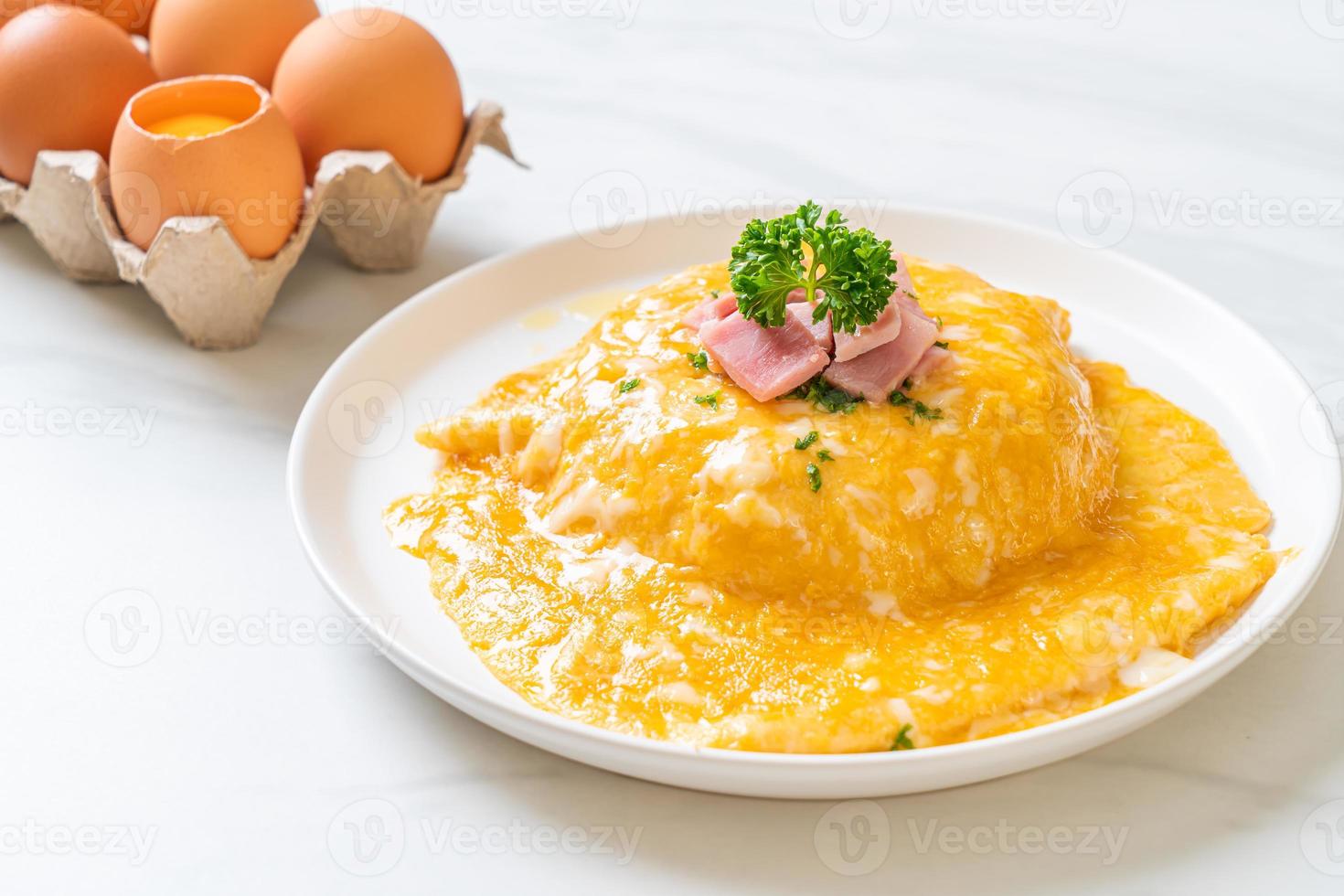 omelette crémeuse au jambon sur riz photo