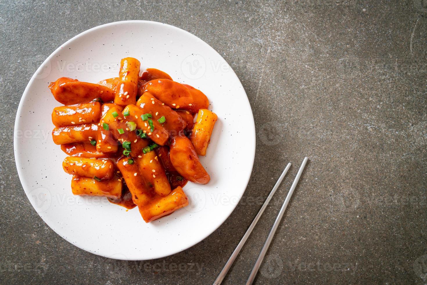 bâtonnet de gâteau de riz coréen avec saucisse à la sauce épicée - tteokbokki photo