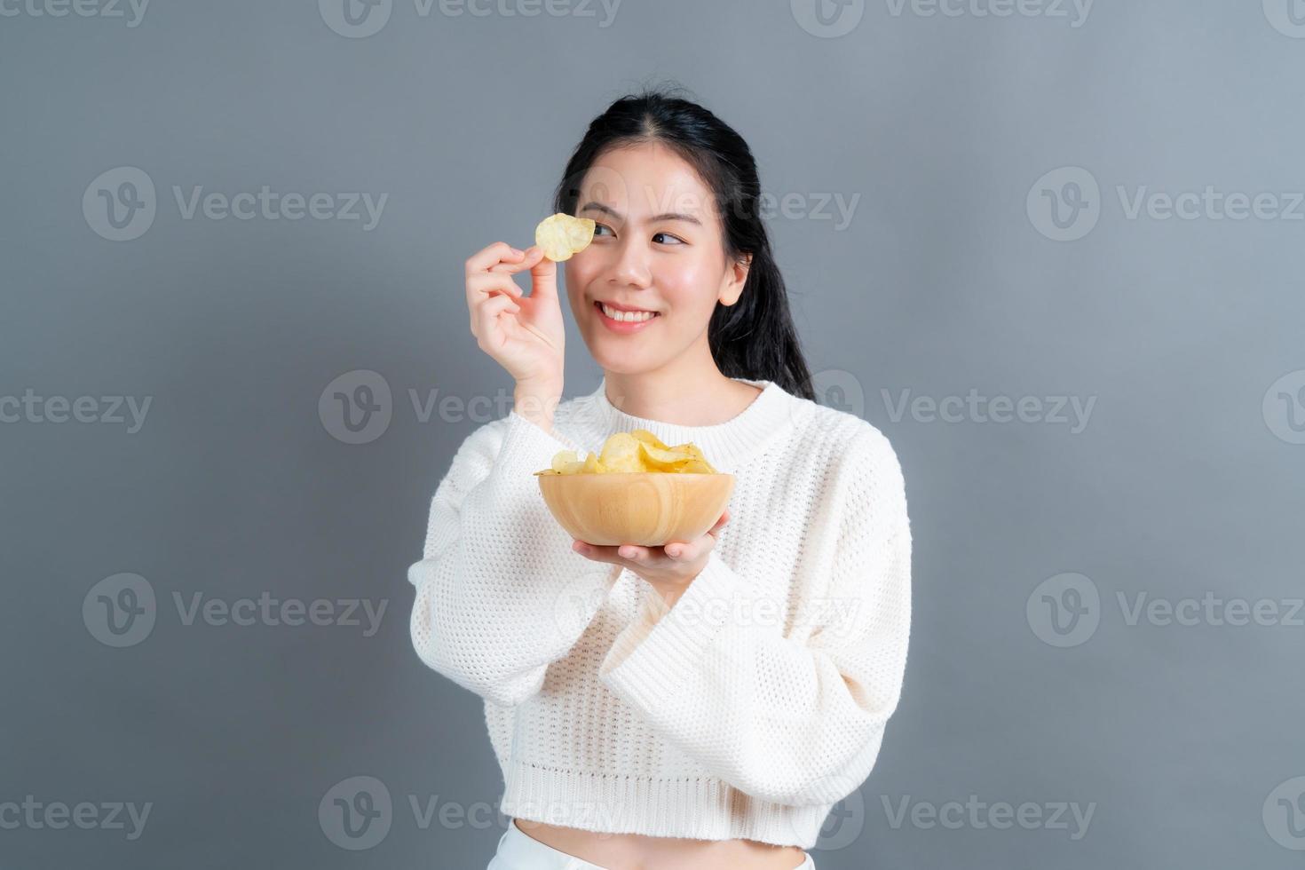 jeune femme asiatique mange des chips photo