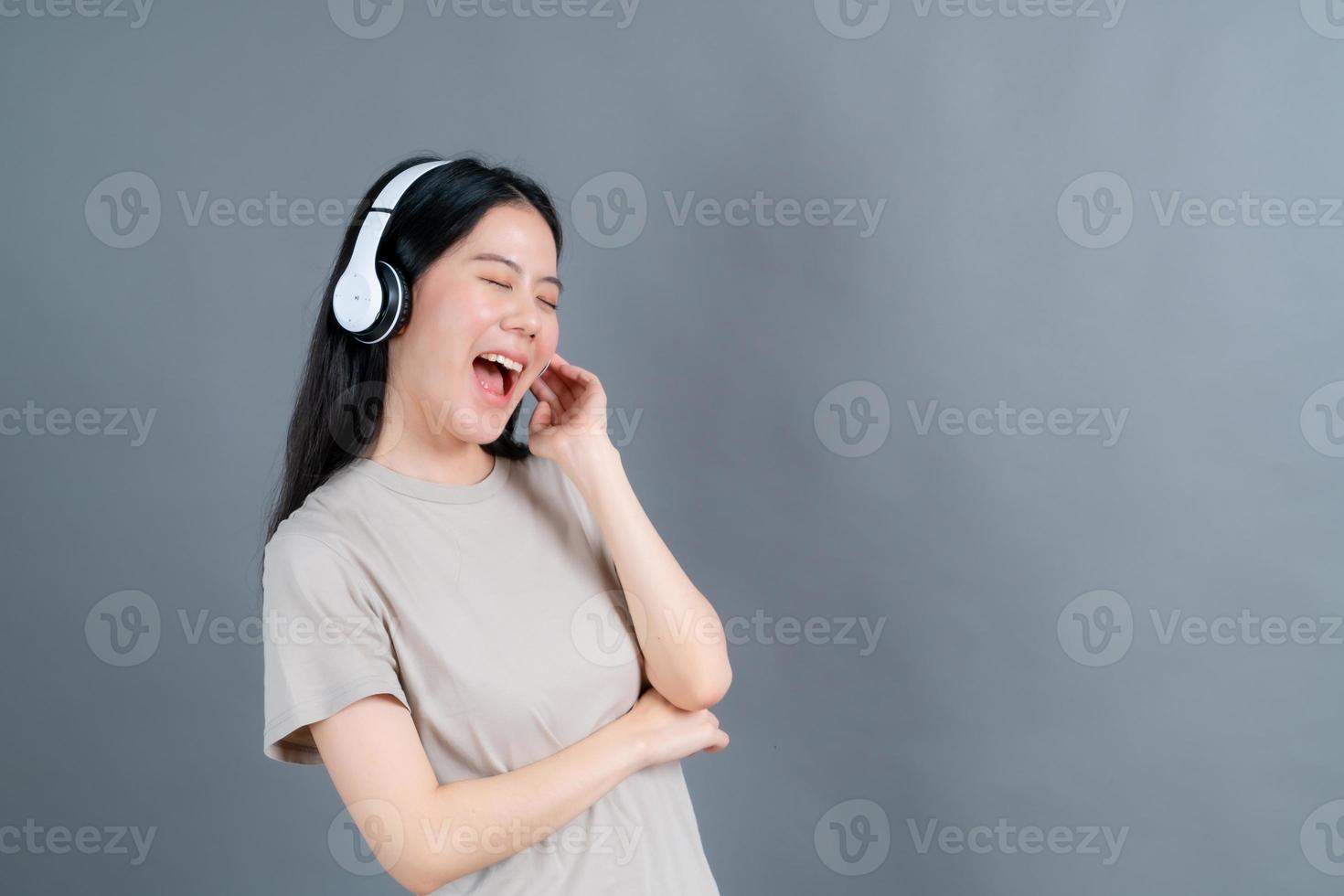 jeune femme asiatique écoutant de la musique avec des écouteurs photo