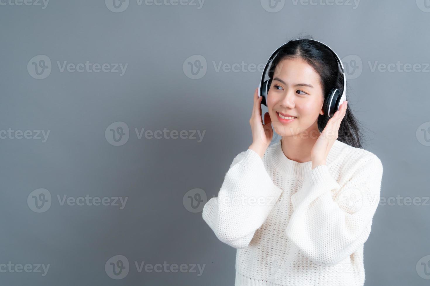 jeune femme asiatique écoutant de la musique avec des écouteurs photo