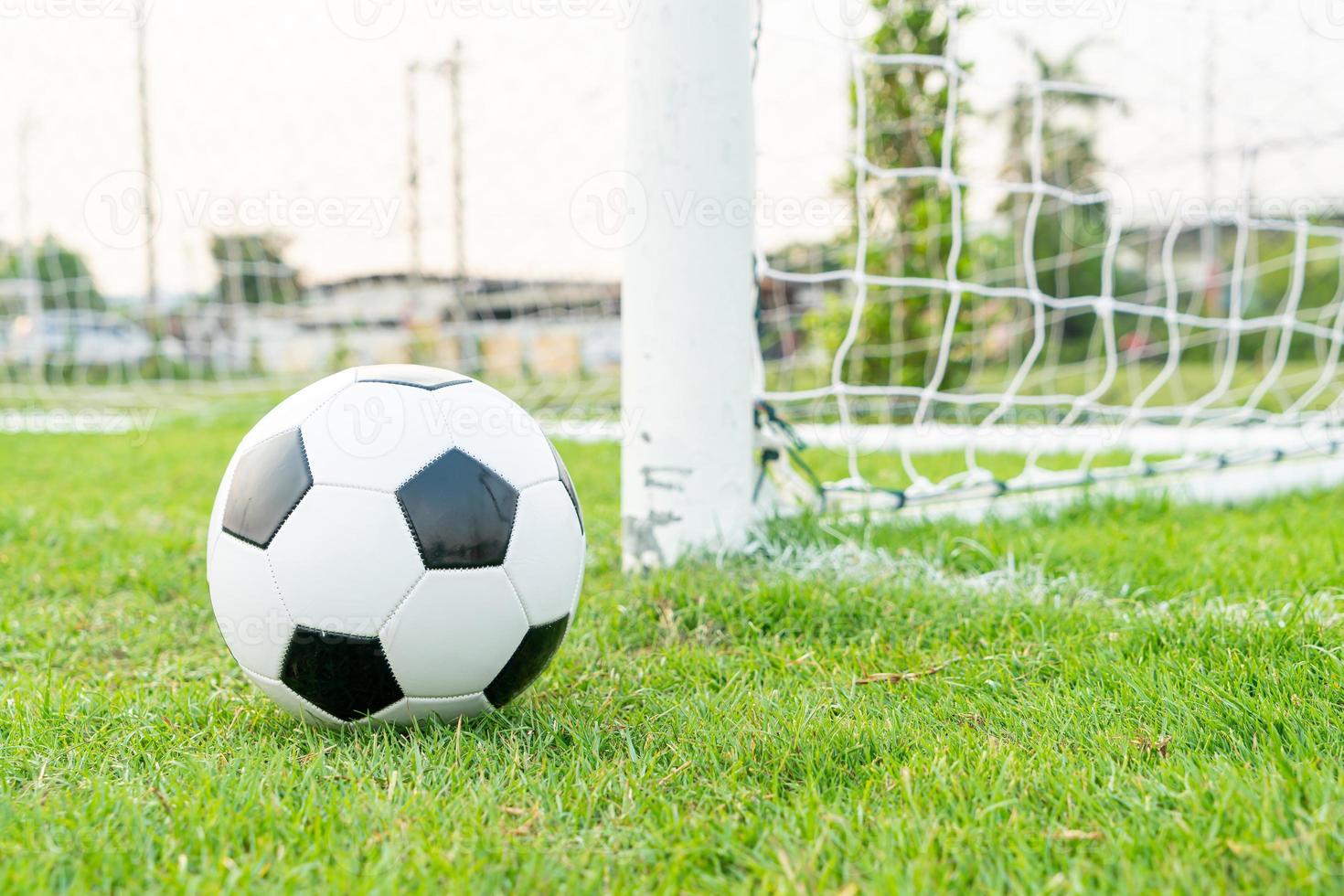 ballon de football sur le terrain de balle photo