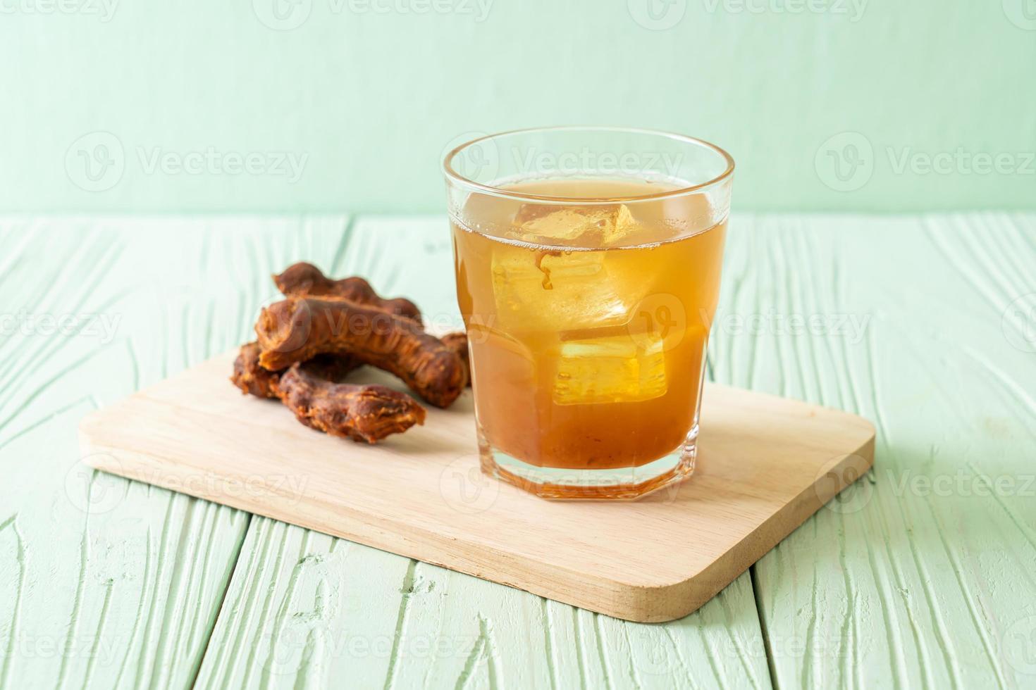 délicieuse boisson sucrée jus de tamarin et glaçon photo