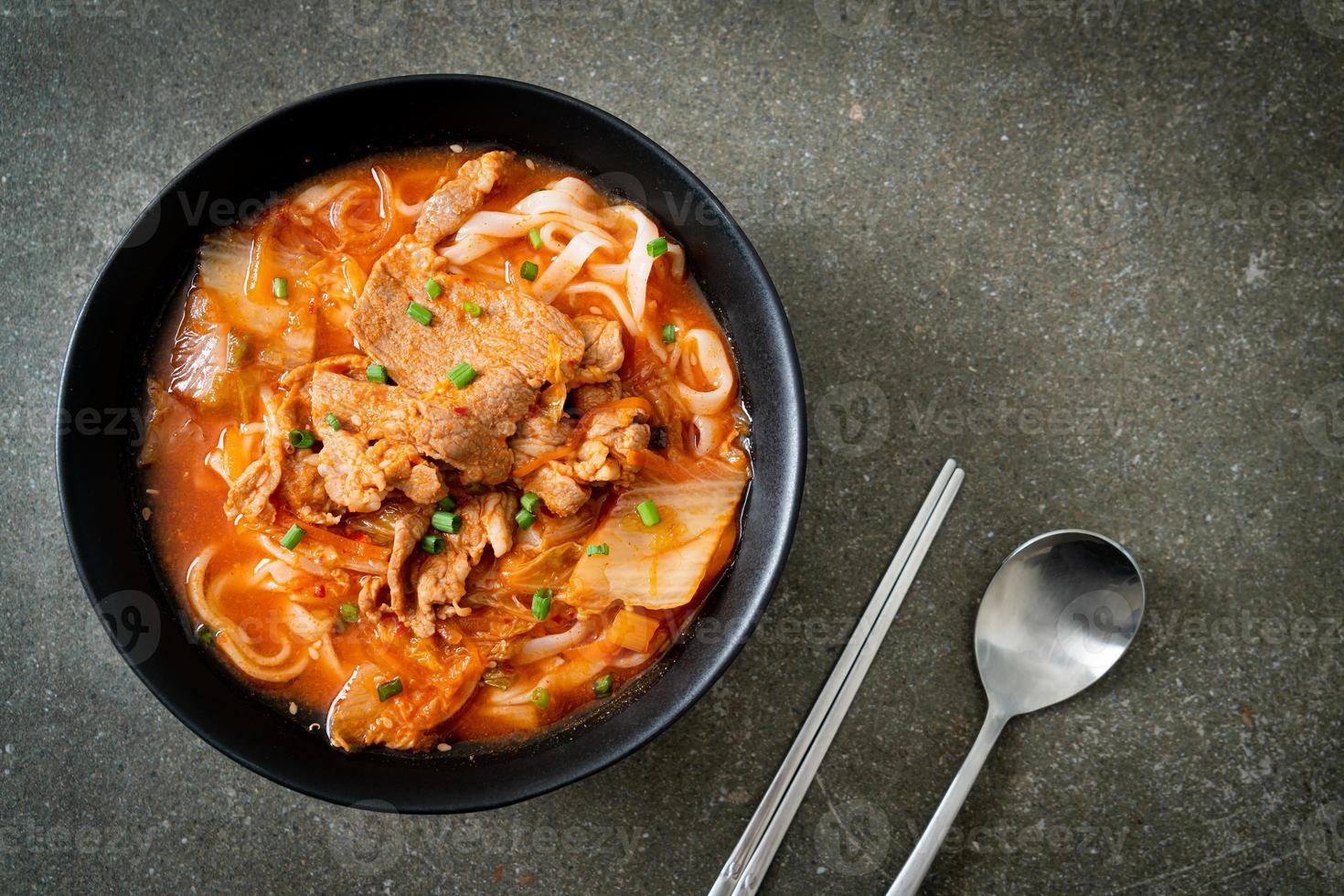 nouilles coréennes udon ramen au porc dans une soupe au kimchi photo