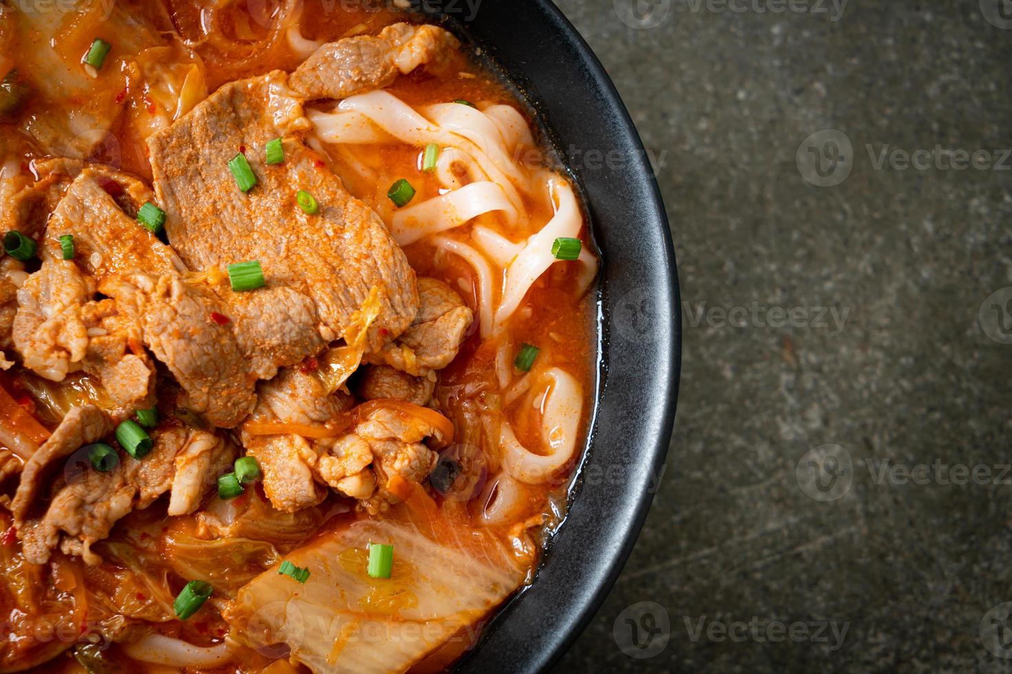 nouilles coréennes udon ramen au porc dans une soupe au kimchi photo