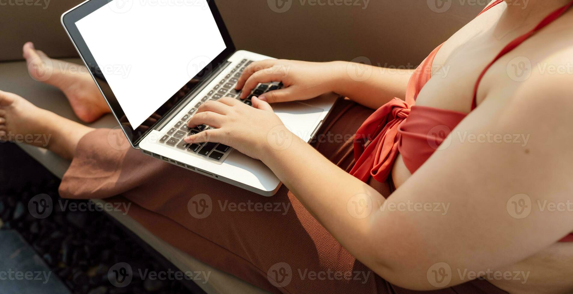obèse femme vacances en voyageant travail sur portable moquer en haut Vide écran dans nager bassin vacances en ligne travail numérique free-lance travail en train d'étudier en ligne e-learning photo