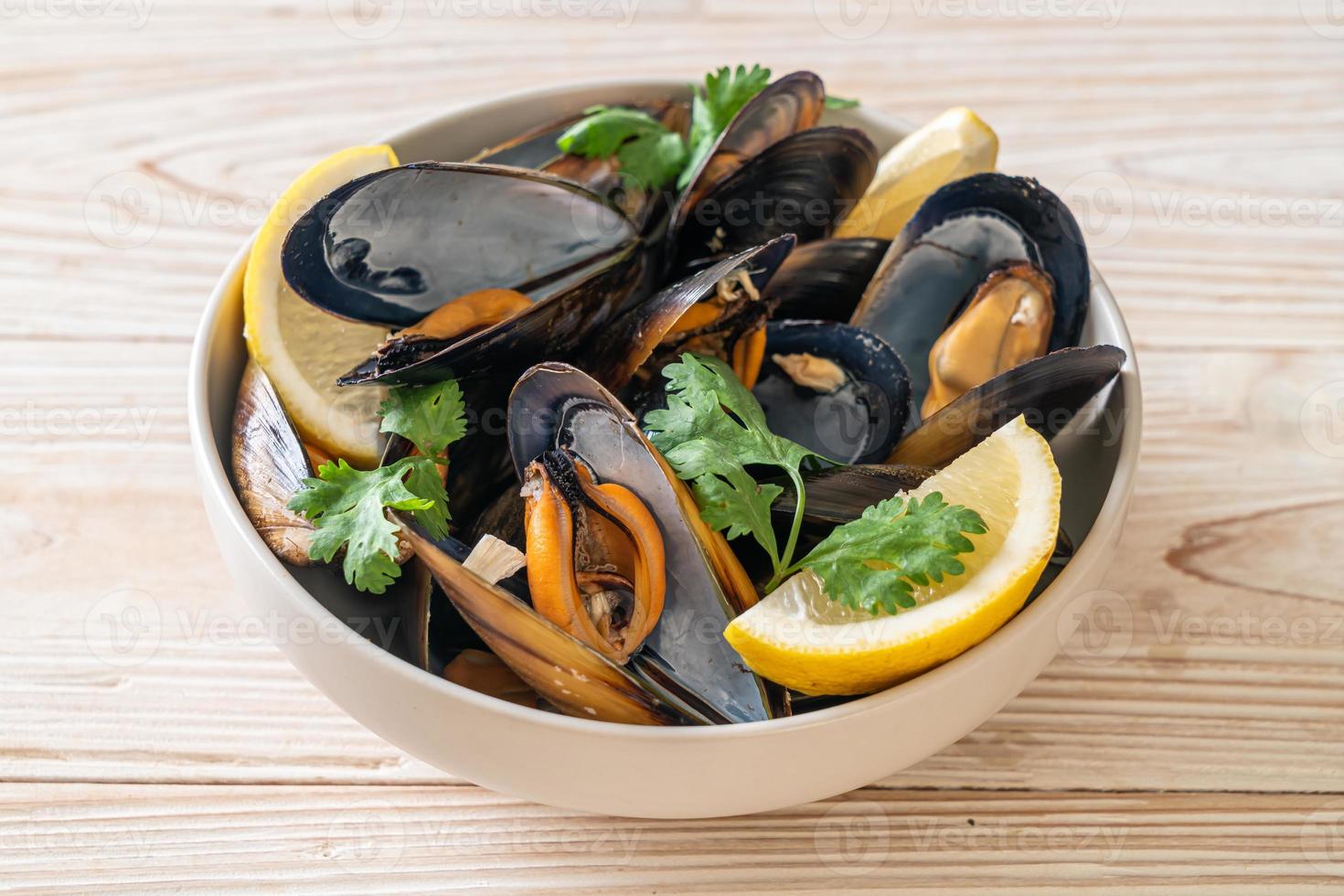 moules aux herbes dans un bol au citron photo