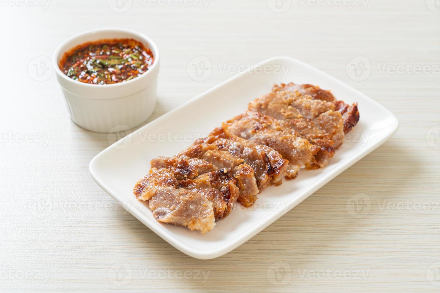 cou de porc grillé avec sauce épicée thaï photo