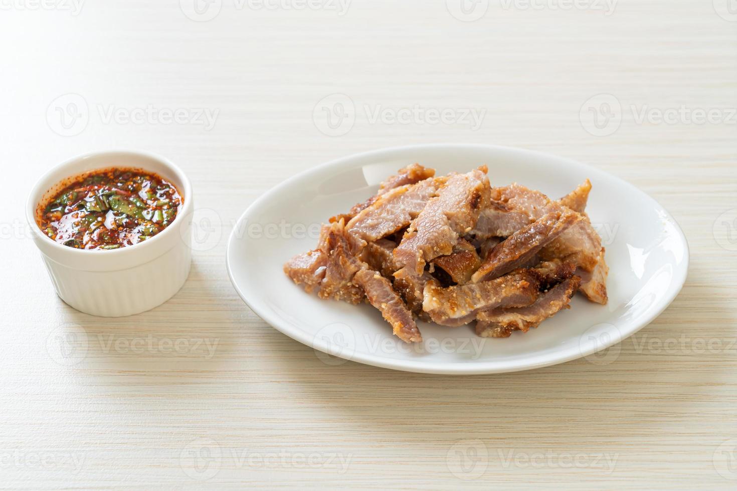 cou de porc grillé avec sauce épicée thaï photo