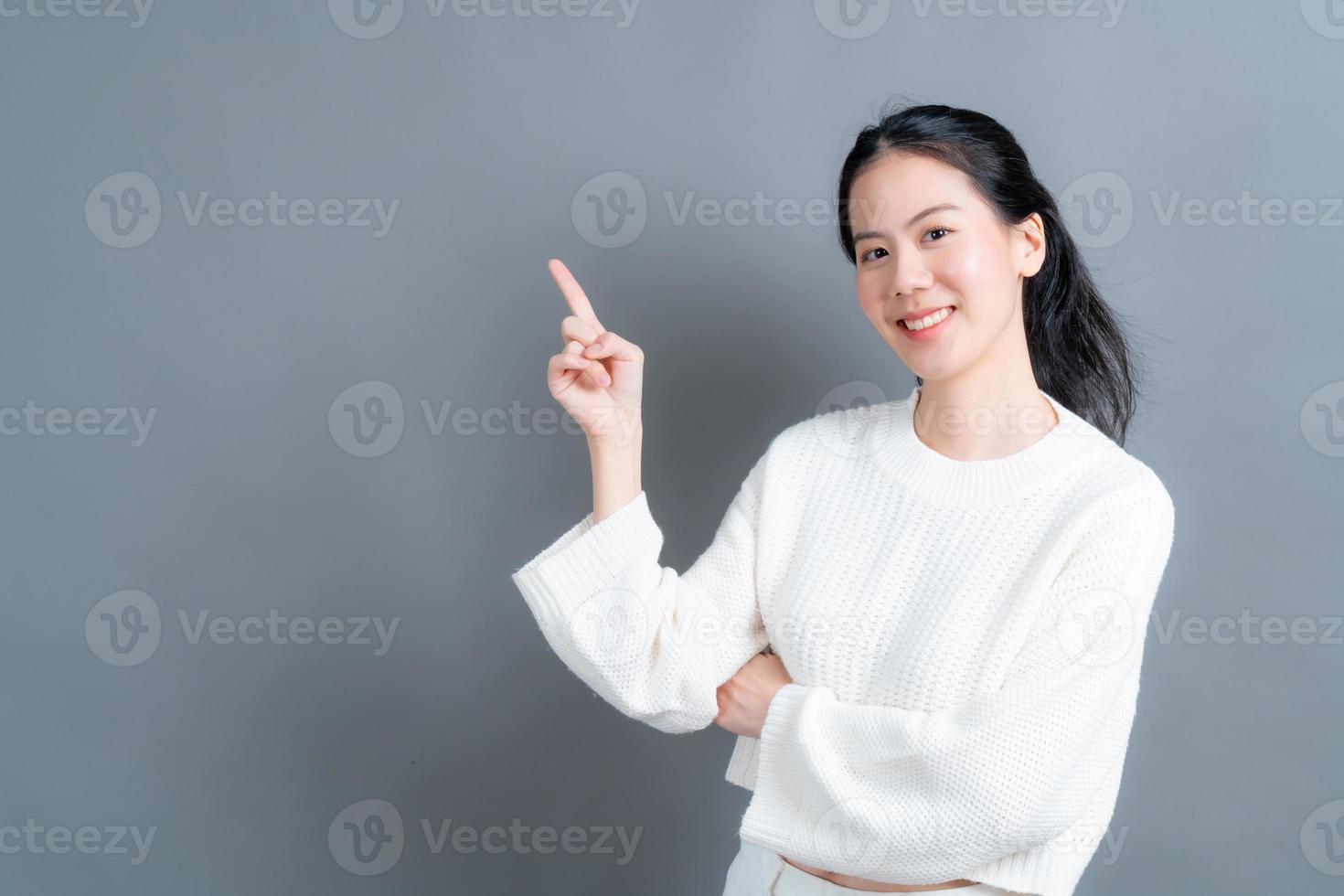 femme asiatique avec la main présentant sur le côté photo