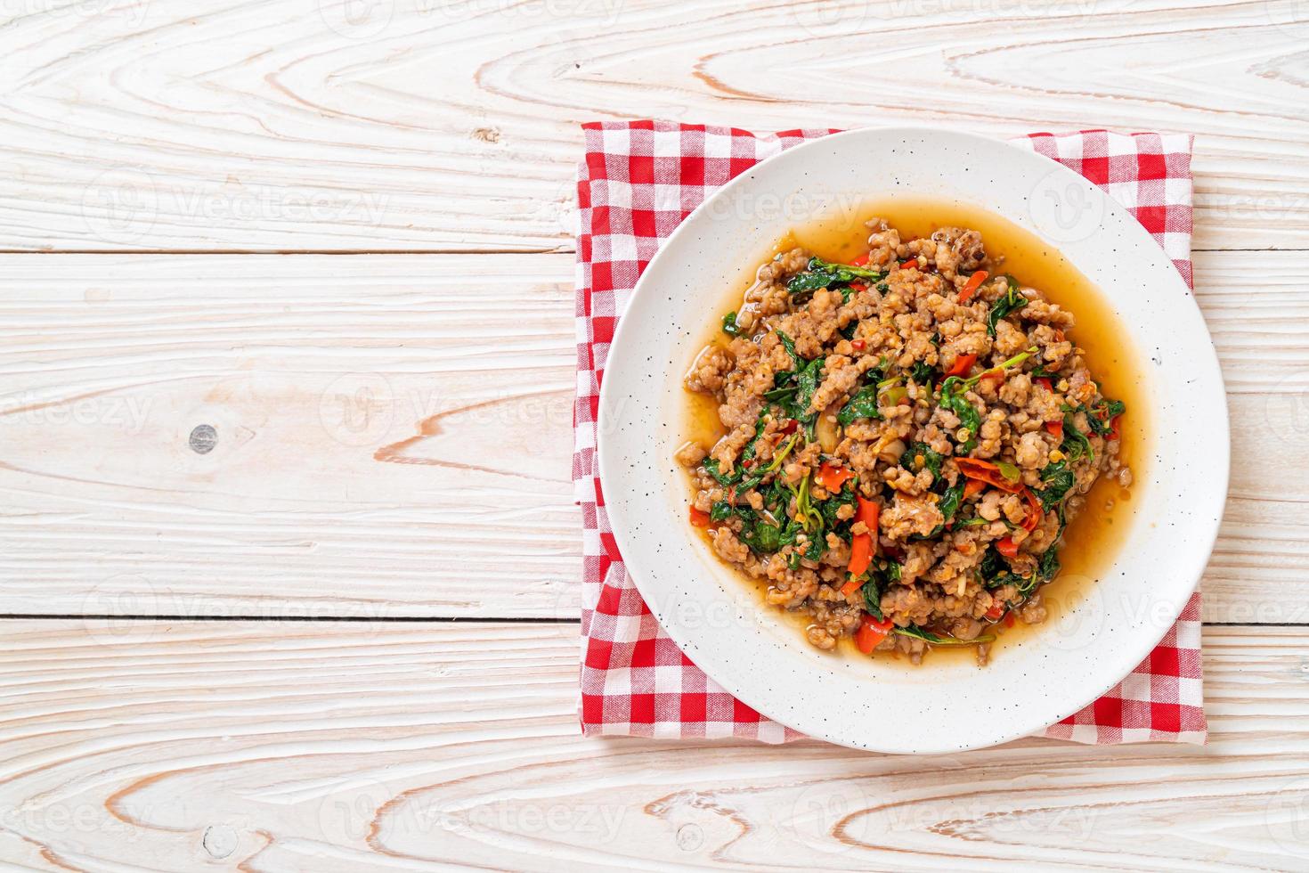 Basilic thaï sauté avec porc haché photo