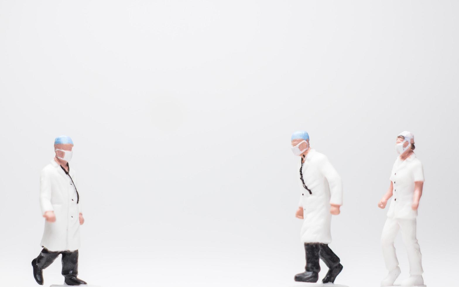 photo conceptuelle simple, mini figure médecins et infirmières mini figure évacuation des patients infectés