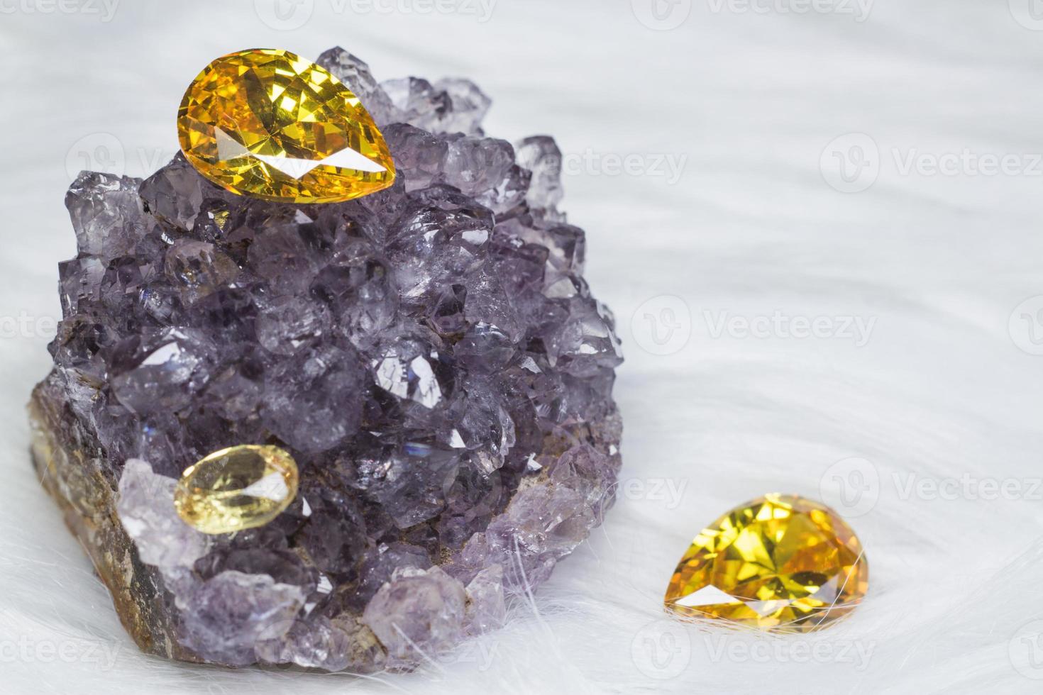 pierre précieuse de saphir jaune naturel, belle pierre précieuse de citrine d'or jaune isolée sur fond noir, comme arrière-plan de bijoux photo