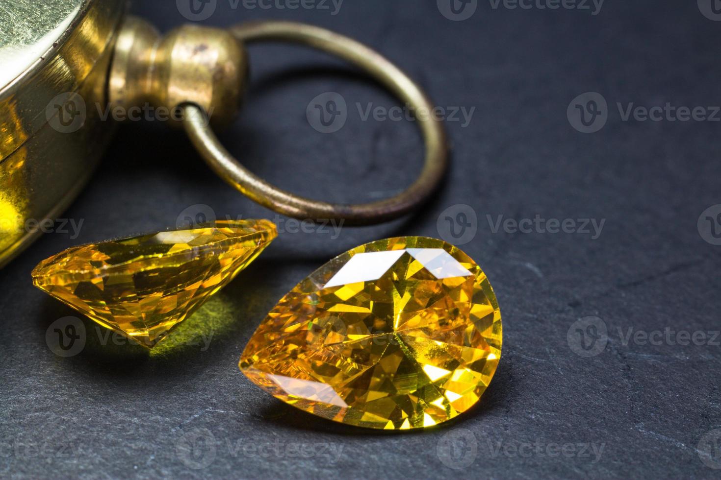 pierre précieuse de saphir jaune naturel, belle pierre précieuse de citrine d'or jaune isolée sur fond noir, comme arrière-plan de bijoux photo