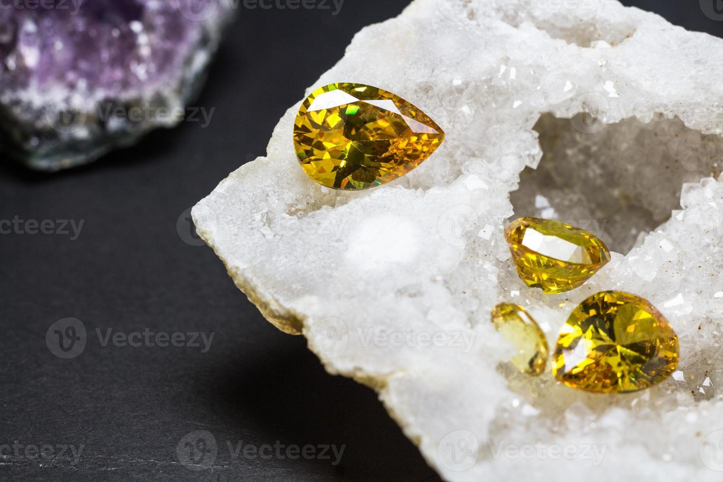 pierre précieuse de saphir jaune naturel, belle pierre précieuse de citrine d'or jaune isolée sur fond noir, comme arrière-plan de bijoux photo