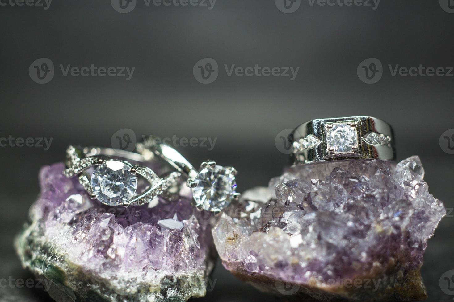 gros plan de la bague de fiançailles en diamant. concept d'amour et de mariage photo