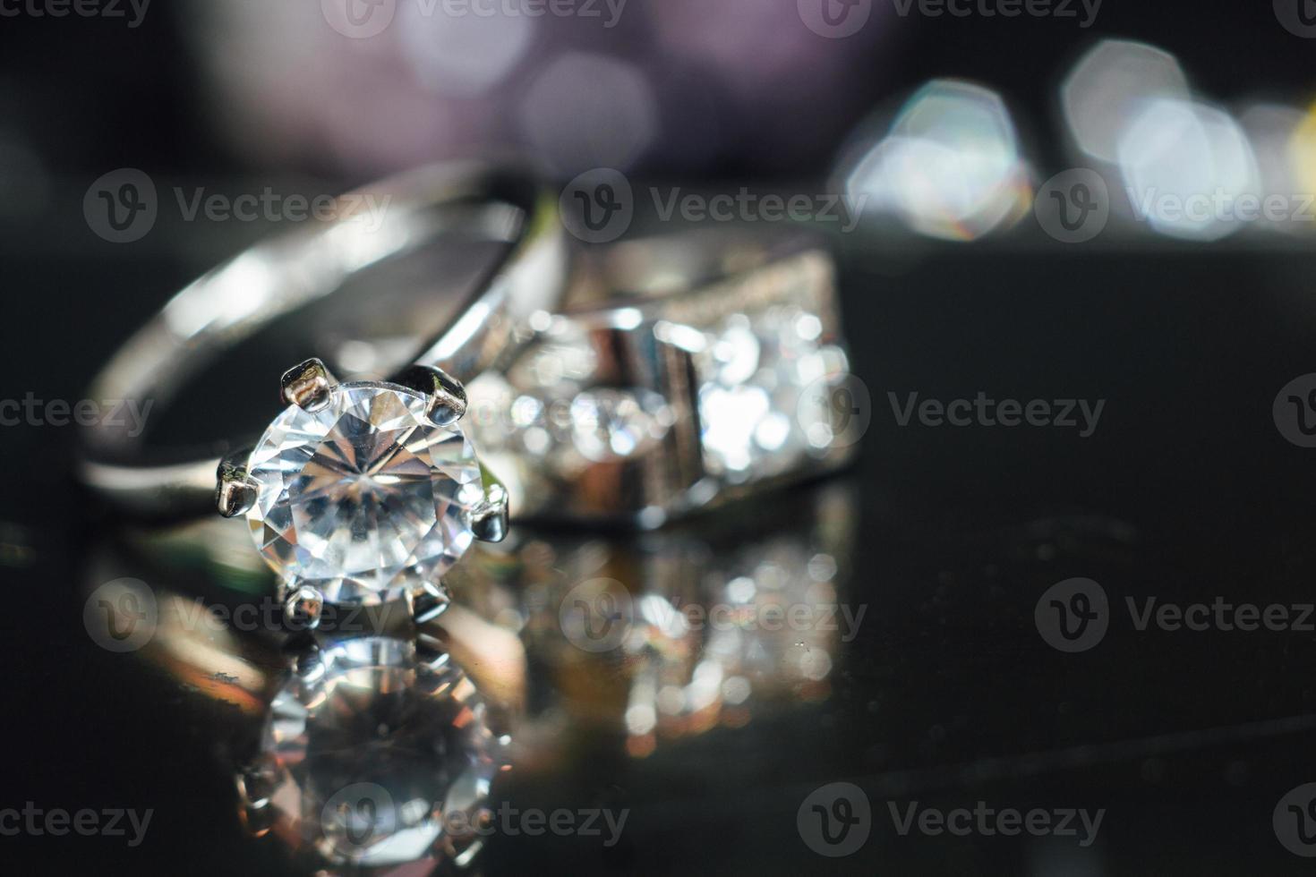 anneaux de mariage de créateurs dans le coin sur fond de paillettes scintillantes au format de bannière panoramique avec espace de copie et mise au point sélective photo