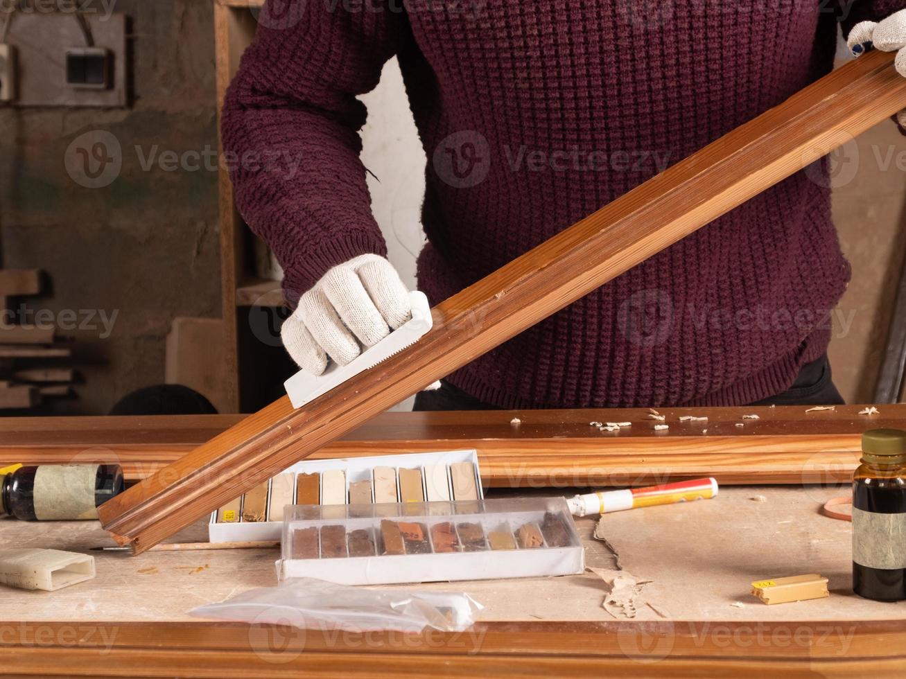 restaurateur restaure une porte en bois photo