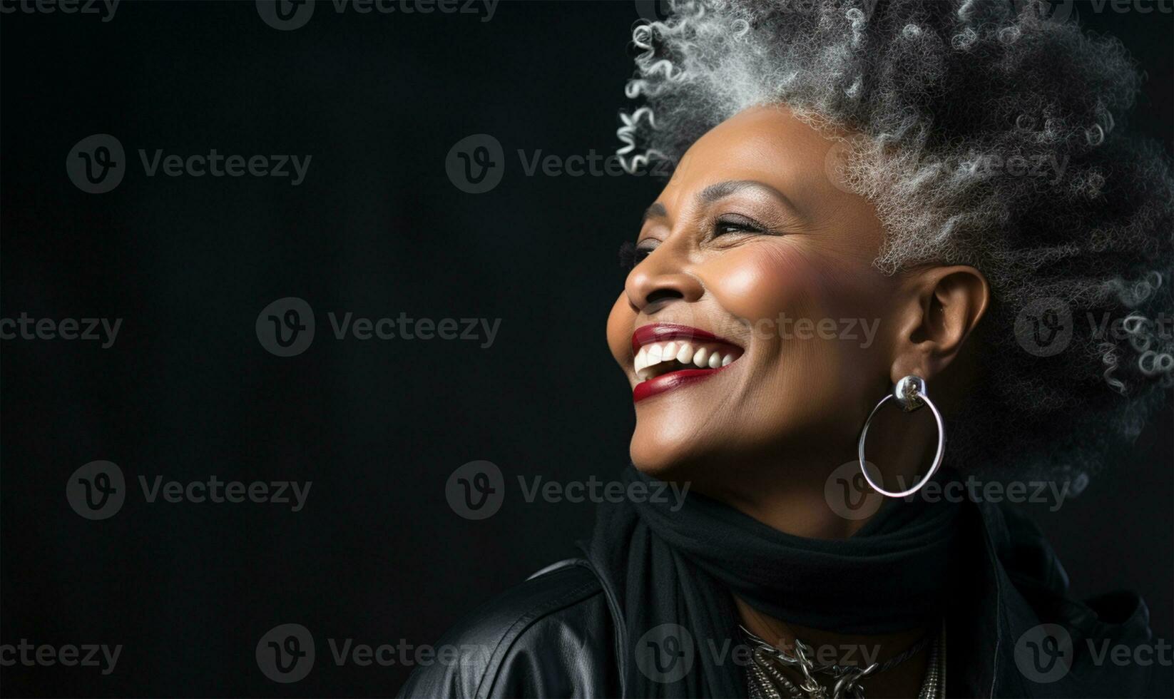 magnifique africain américain femme avec argent frisé cheveux et bijoux ai généré photo