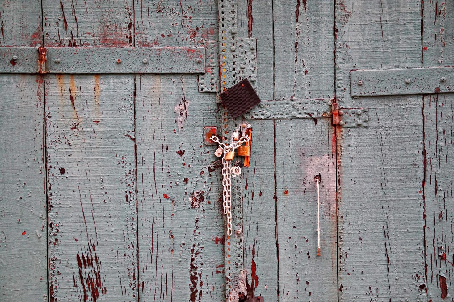 vieille porte en bois cassée photo