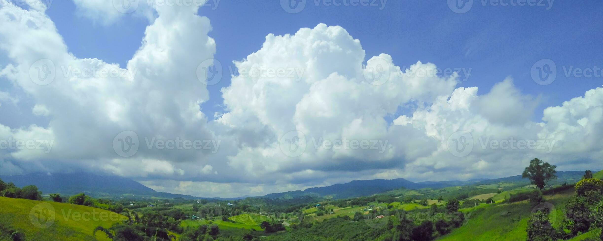 des nuages dans le ciel et vert arbre montagnes photo