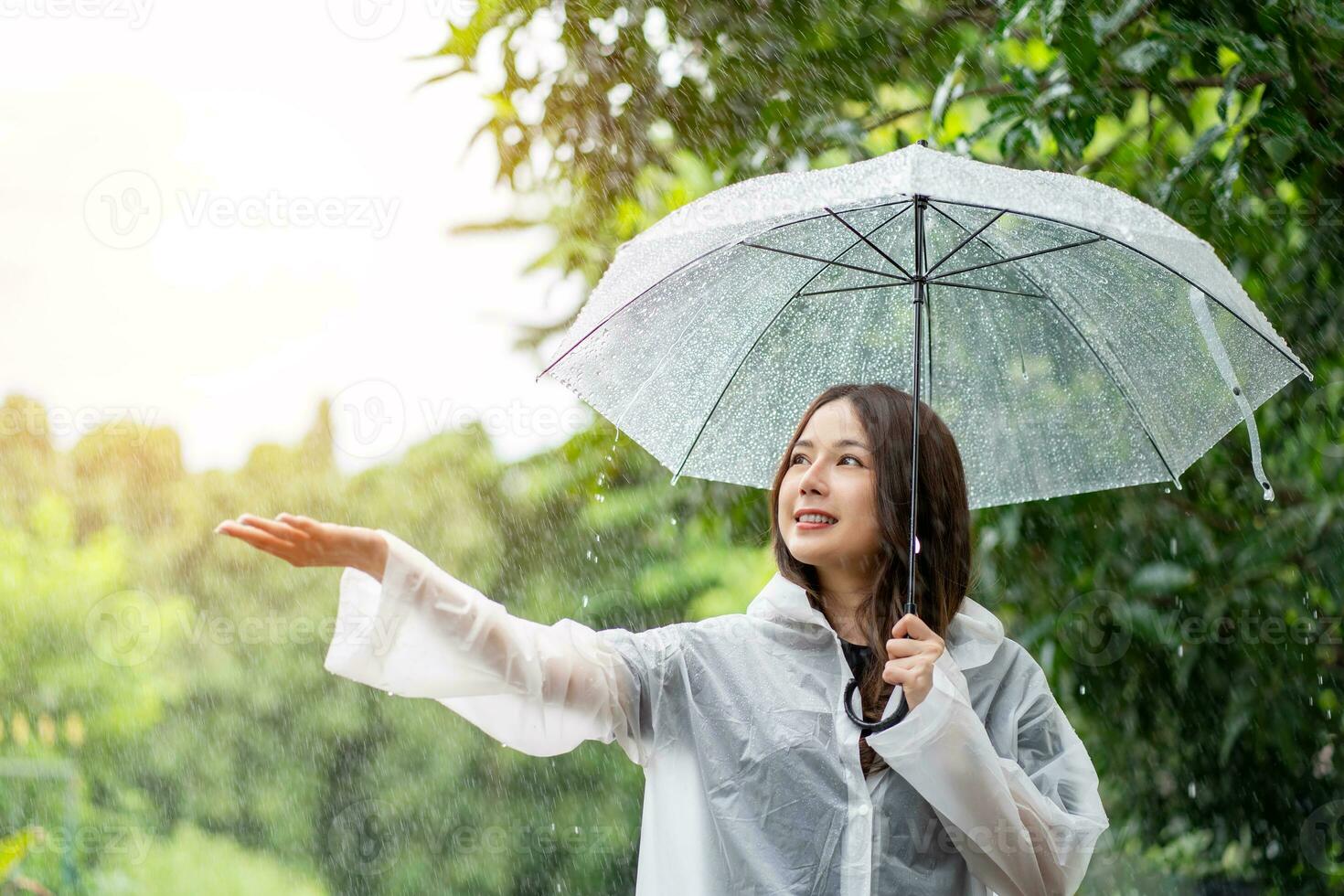 femme en portant un parapluie tandis que il des pluies photo