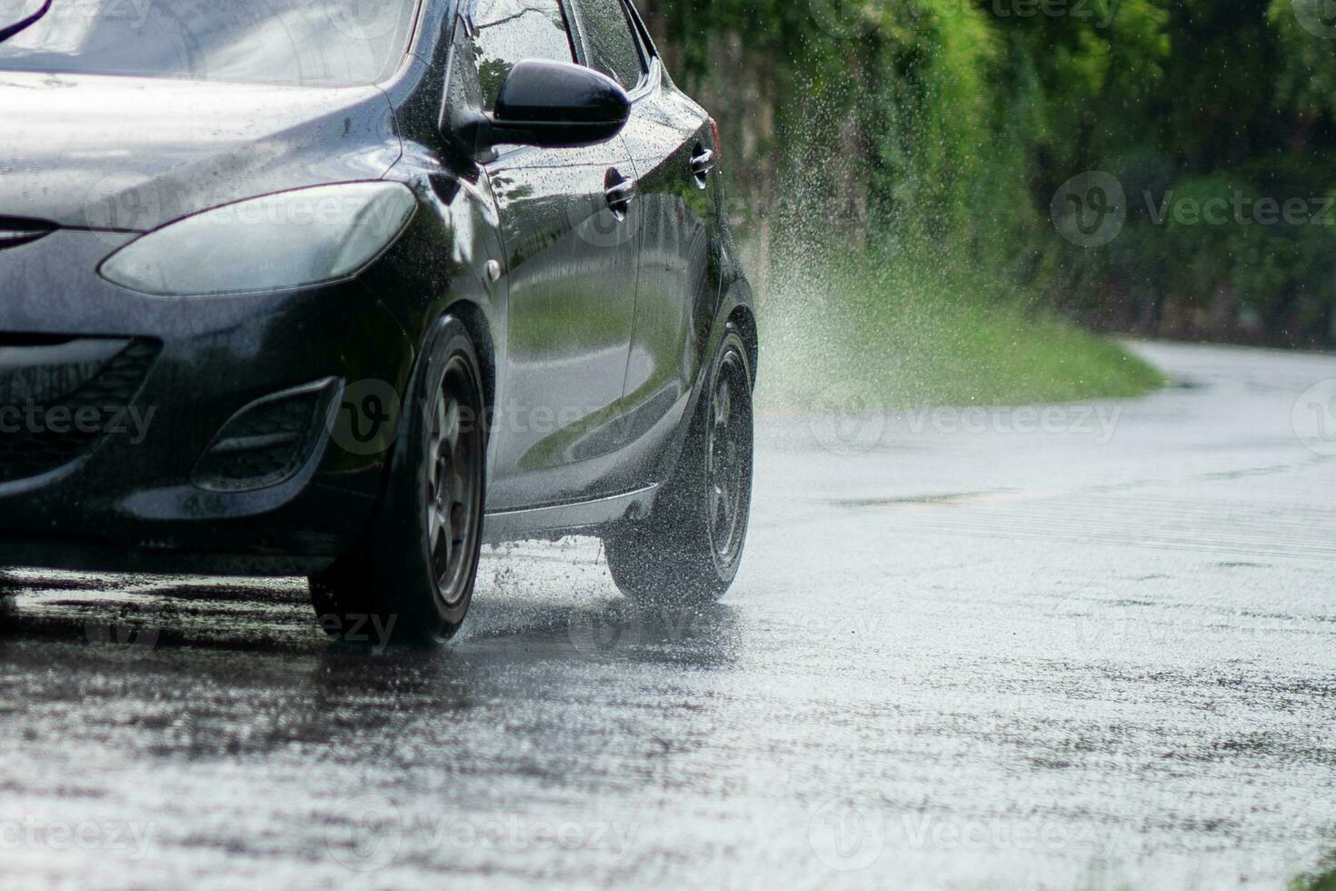 voiture éclaboussures par grand flaque sur inondé rue. mouvement voiture photo