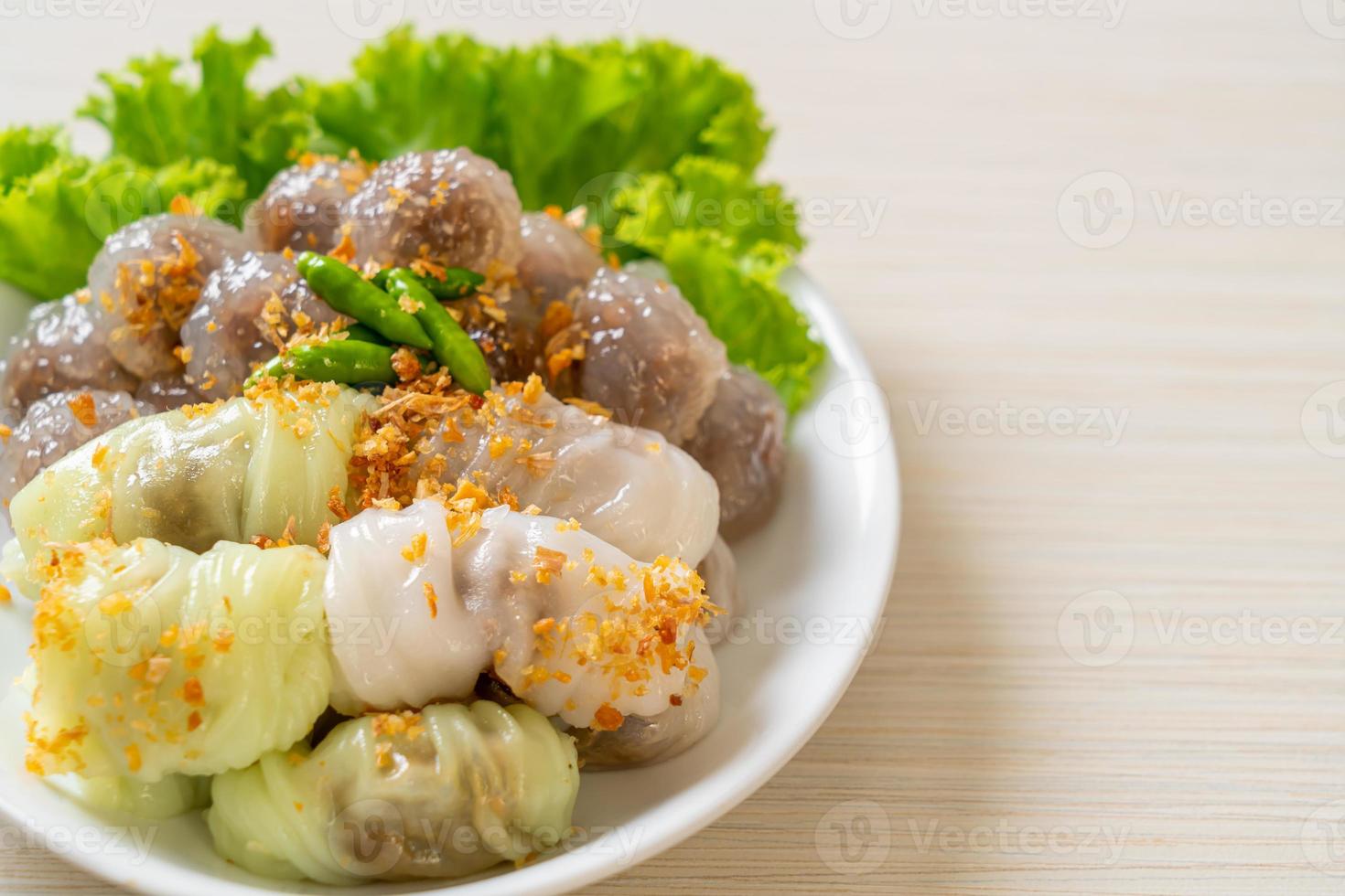 boulettes de riz cuites à la vapeur et boulettes de tapioca cuites à la vapeur avec du porc photo