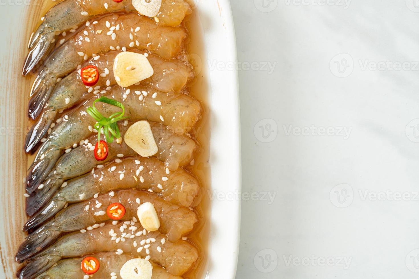 crevettes marinées à la coréenne ou crevettes marinées à la sauce soja coréenne photo
