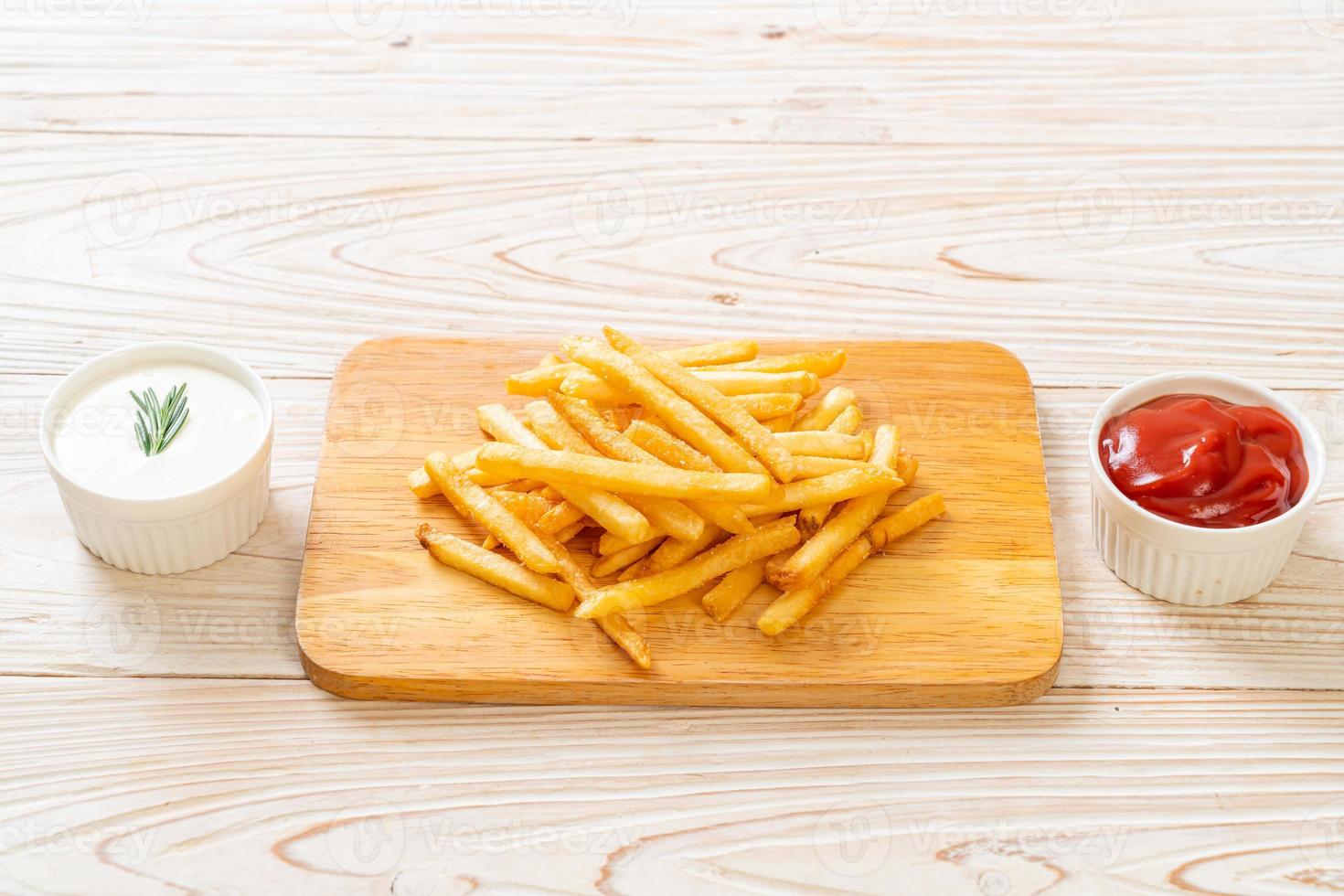 frites avec crème sure et ketchup photo