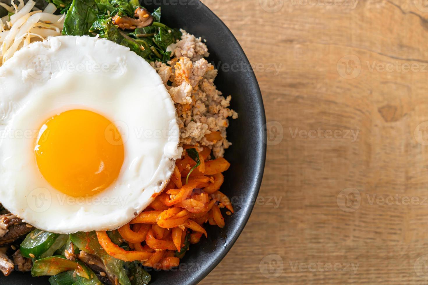 salade épicée coréenne avec du riz - cuisine coréenne traditionnelle, bibimbap photo