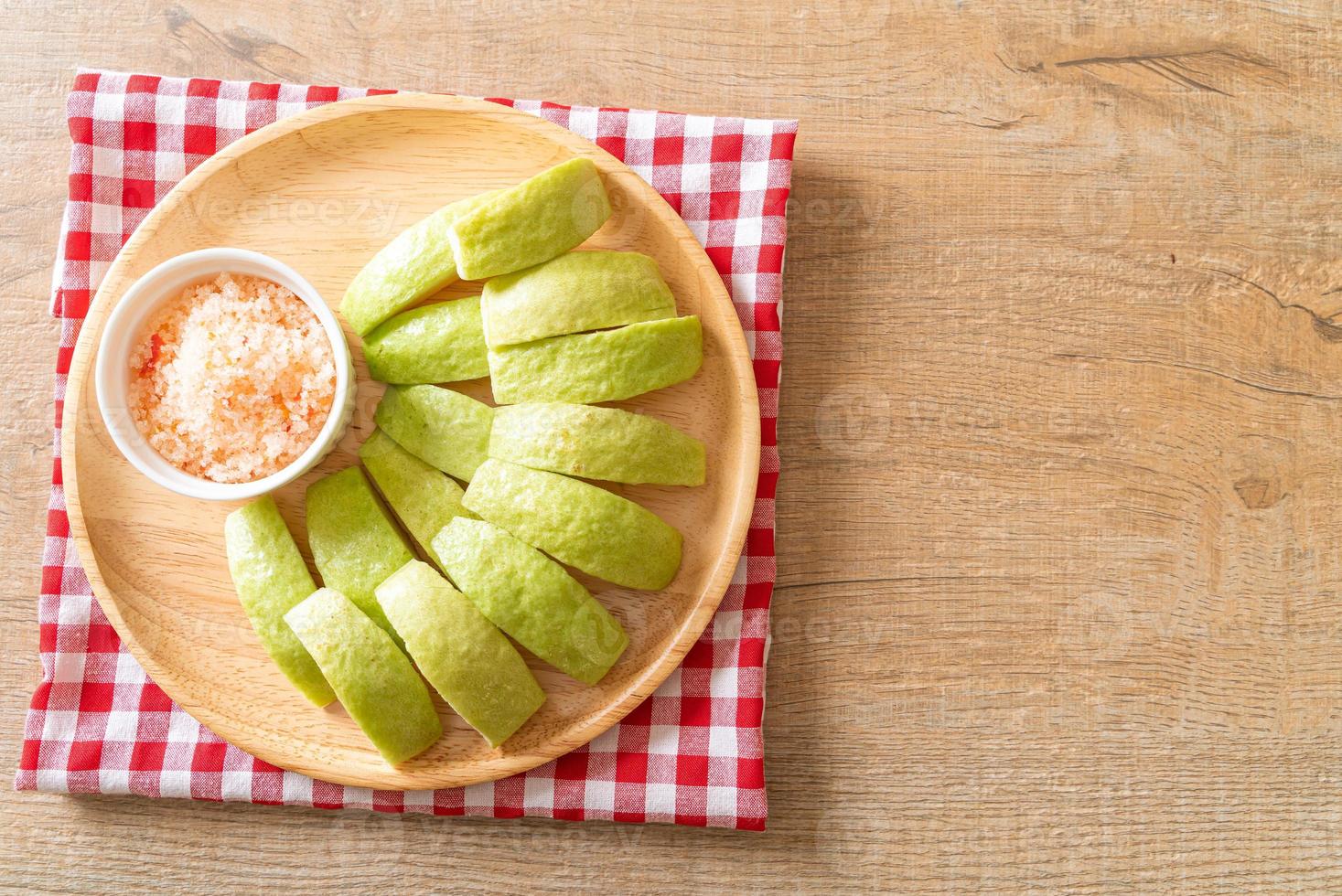 trempette de goyave avec piment et sel photo