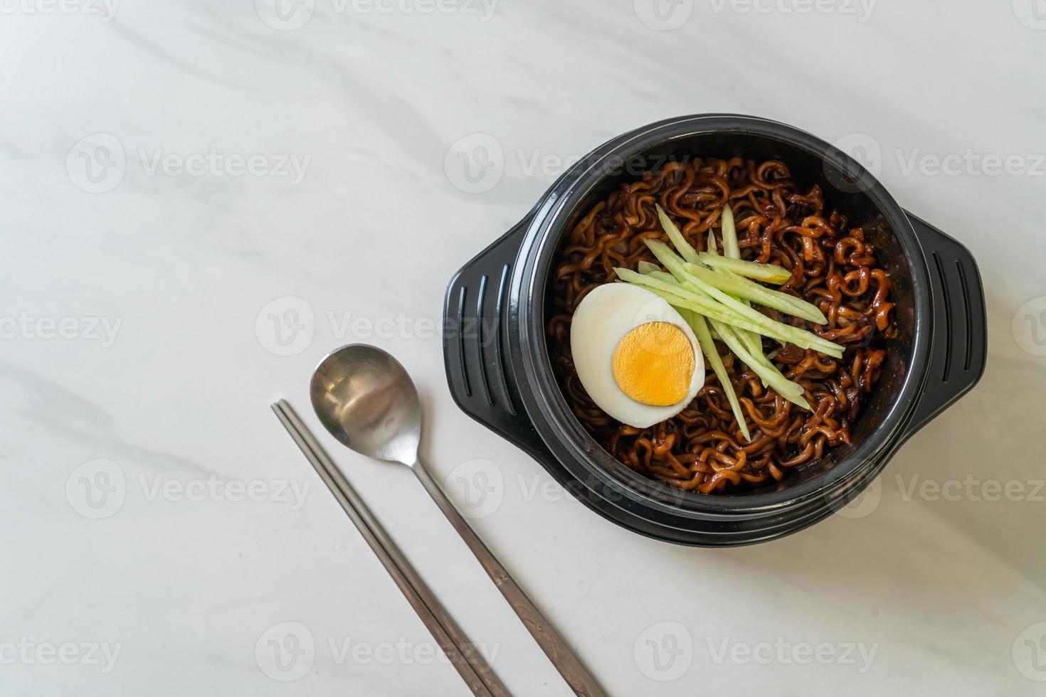 nouilles instantanées coréennes avec sauce aux haricots noirs ou jajangmyeon ou jjajangmyeon photo