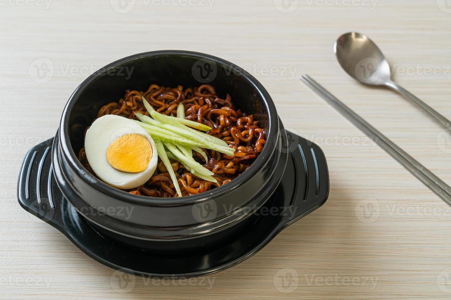 nouilles instantanées coréennes avec sauce aux haricots noirs ou jajangmyeon ou jjajangmyeon photo