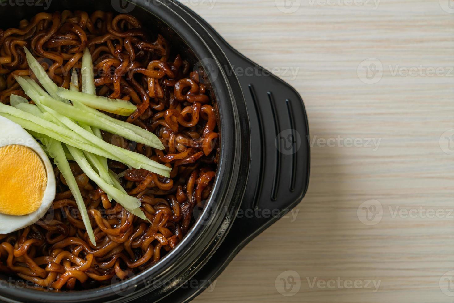 nouilles instantanées coréennes avec sauce aux haricots noirs ou jajangmyeon ou jjajangmyeon photo