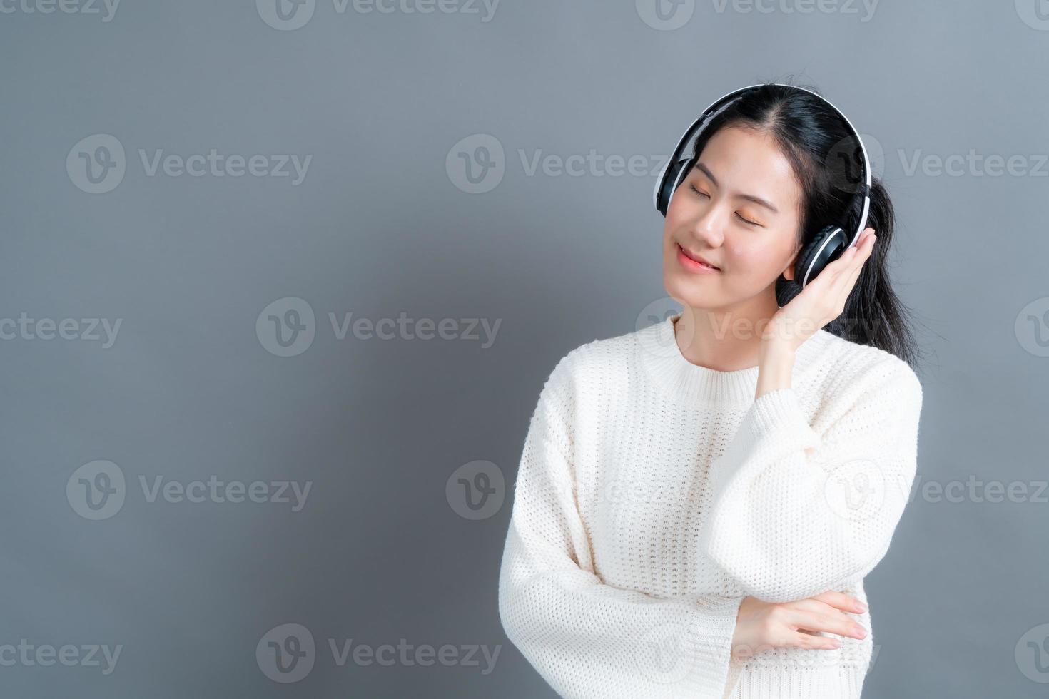 jeune femme asiatique écoutant de la musique avec des écouteurs photo