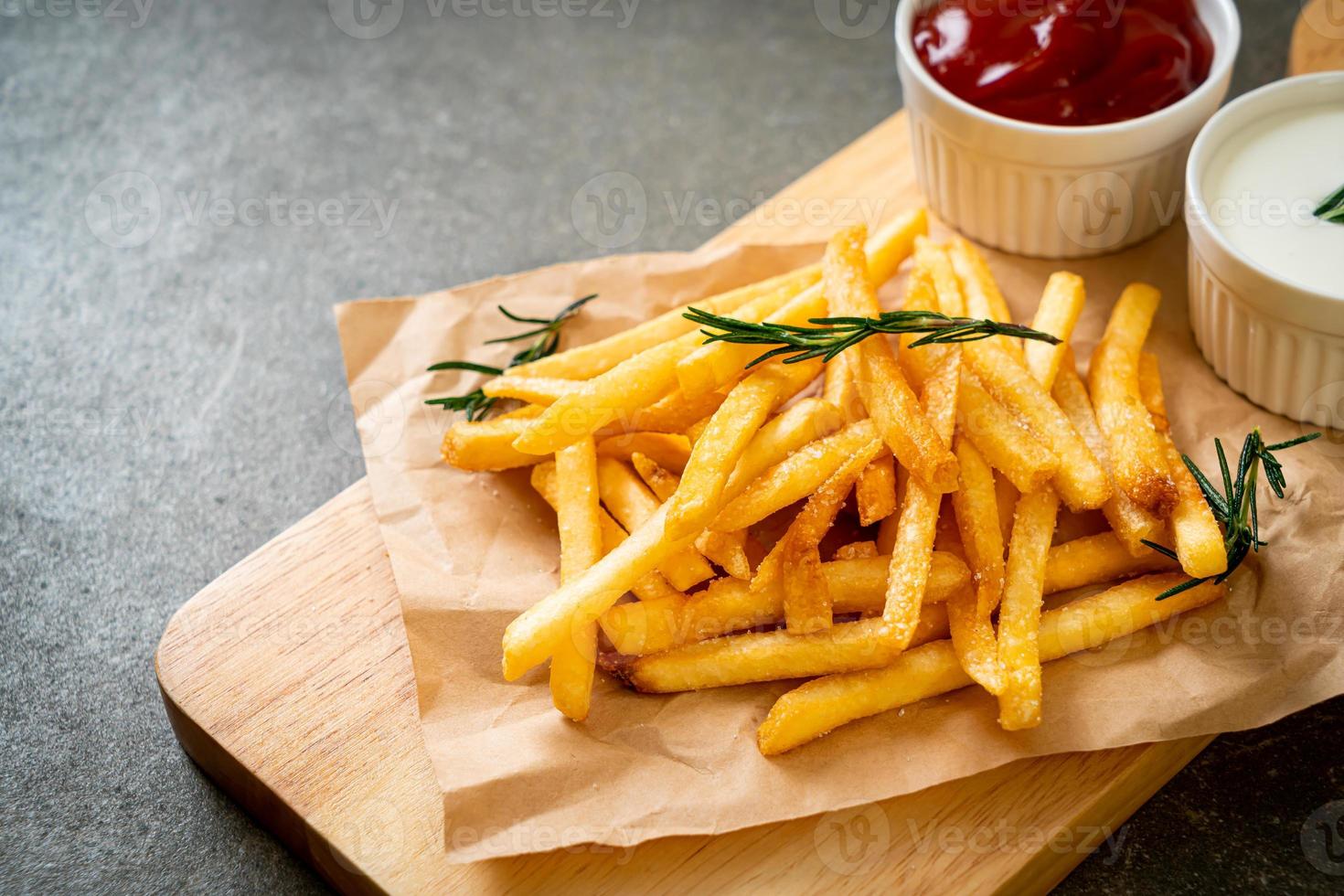 frites avec crème sure et ketchup photo