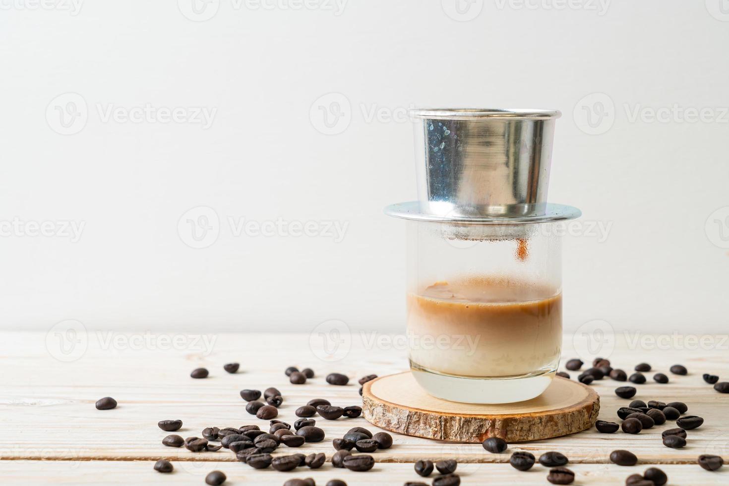 café au lait chaud dégoulinant dans le style vietnamien photo