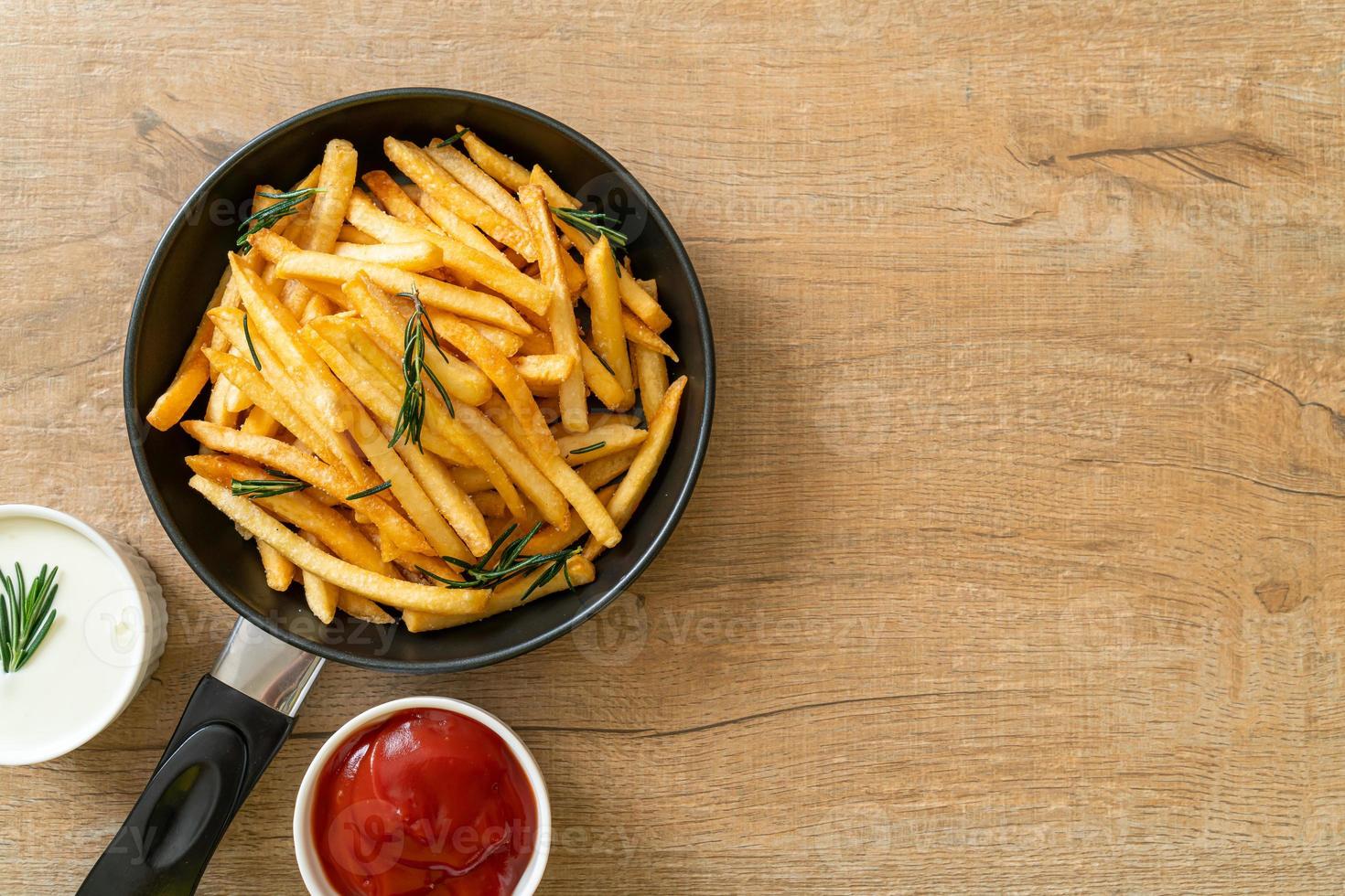 frites avec crème sure et ketchup photo