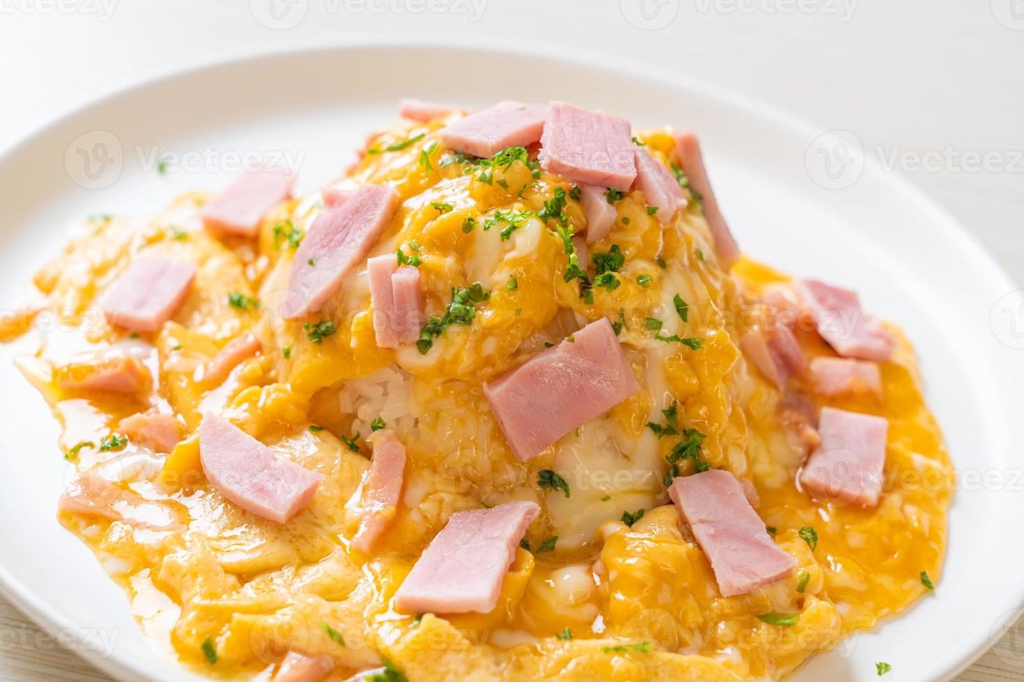 omelette crémeuse au jambon sur riz photo