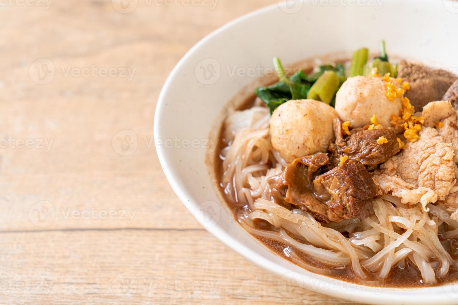 soupe de nouilles de riz avec ragoût de porc photo